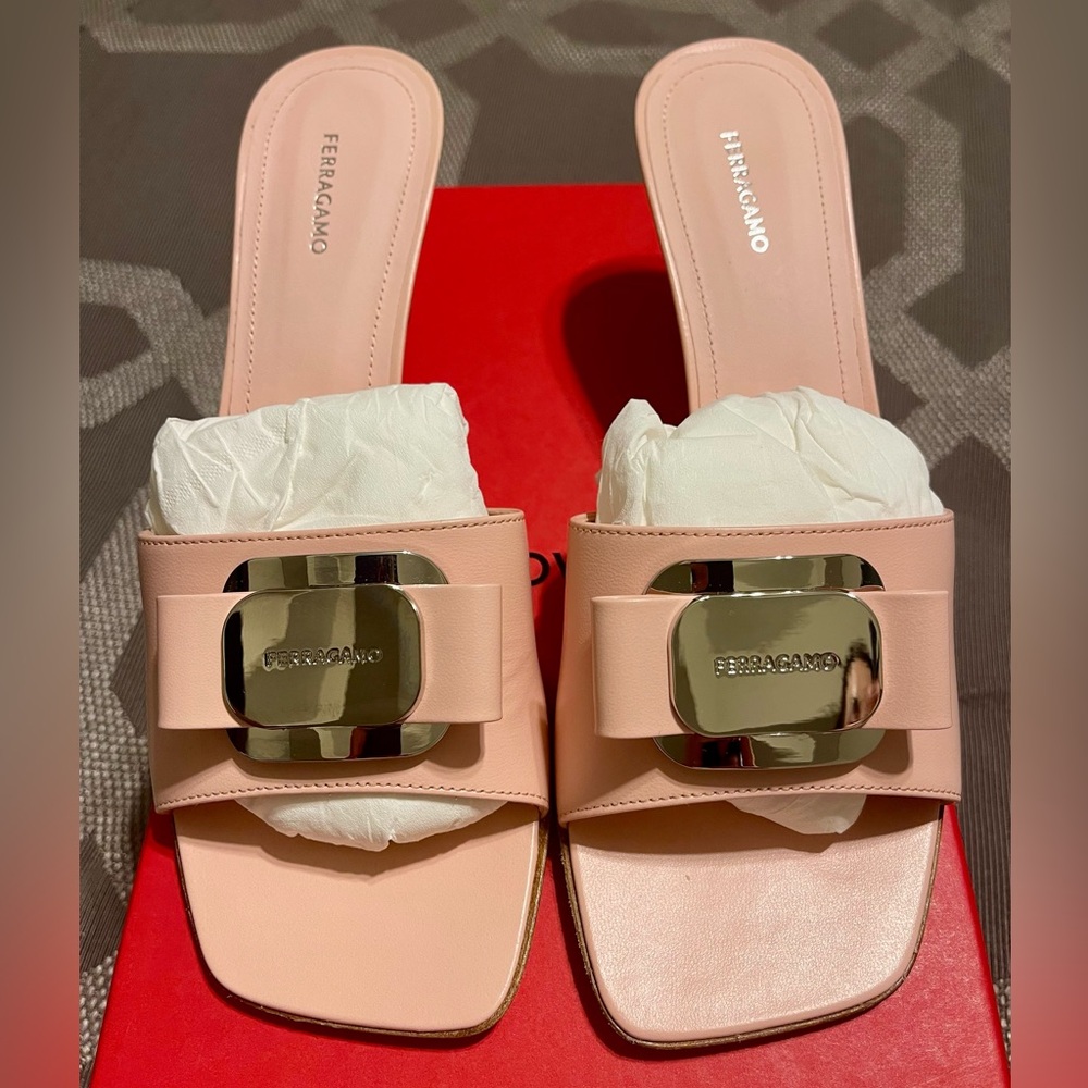 Ferragamo
Women's Zelie Bow Slide Sandals 
Comes with box and 2 dust bags